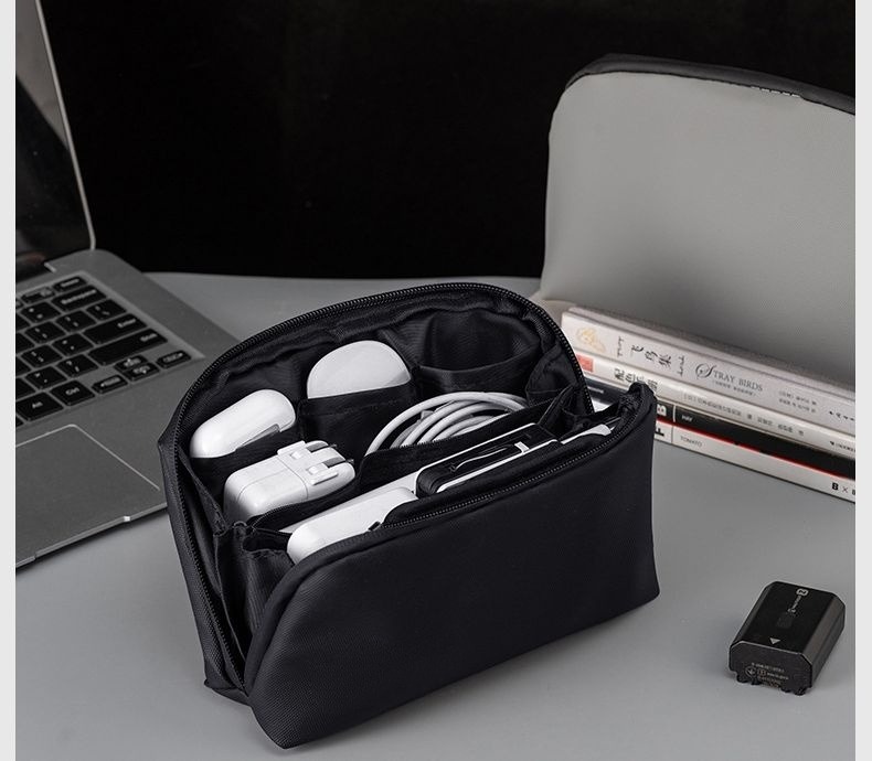 送料無料 ガジェットポーチ ガジェットケース 小物入れ 収納ポーチ モバイルバッテリー イヤホン 充電ケーブル マウス 大容量 無地 ペンホルダー付き ポケット 仕切り シンプル 旅行 出張 laforest-10162618 LaForest サンプル画像3