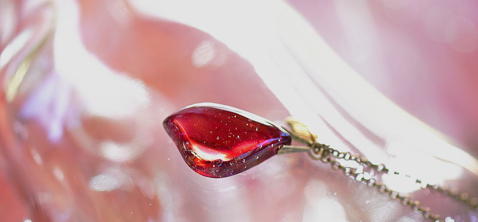 ラフォルム 楽天市場店の『ROSE LIP GLOSS』 ガラスアクセサリー ネックレス・ペンダント 円・楕円・ドロップタイプ｜アングル2