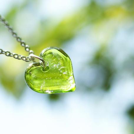 Rakuten - 『Pure green love』 ガラスアクセサリー ネックレス・ペンダント ハートタイプ