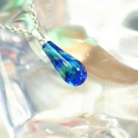 『HOLY WATER 〜 聖水のしずく 〜』 ガラスアクセサリー ネックレス・ペンダント しずくタイプ