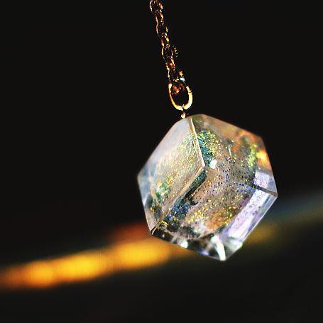 Rakuten - 『Sparkling cube』 ガラスアクセサリー ネックレス・ペンダント 立体造形タイプ