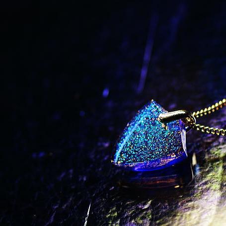 NECKLACE, PENDANTブラックオパールの輝き!!最高級の美しさ!!!『Dichroic blue emblem』とっても可愛らしく小振りで、表裏はフラットでスタイリッシュなエンブレムタイプのペンダントです。 ベースは、魅力的なコ...