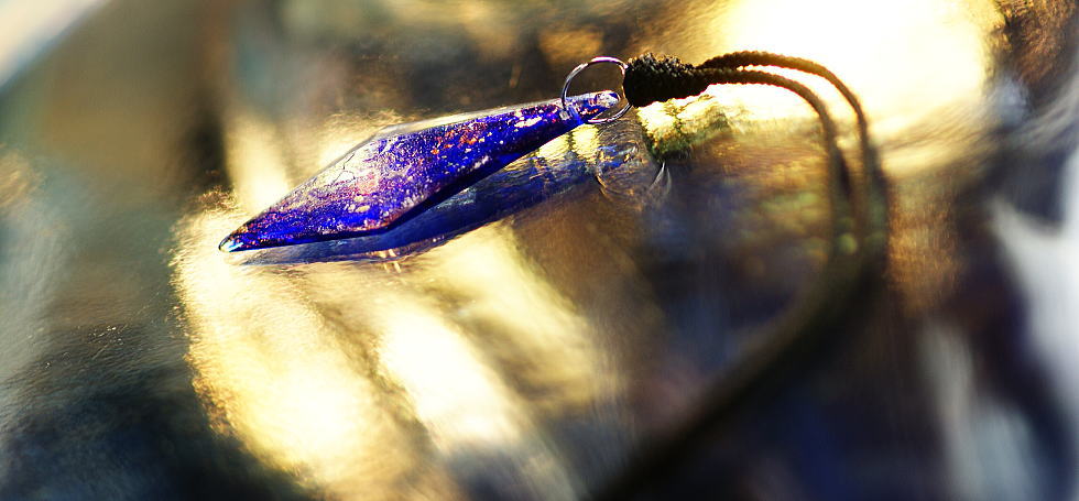 『銀河百花繚乱』 キラキラ ネックレス ペンダント 立体造形タイプ ガラスアクセサリー ガラスネックレス キラキラネックレス ひし形 アクセサリー レディース ブルー 青 コバルトブルー ガラスペンダント 宇宙 個性的 ユニーク ギフト プレゼント 贈り物 誕生日プレゼント