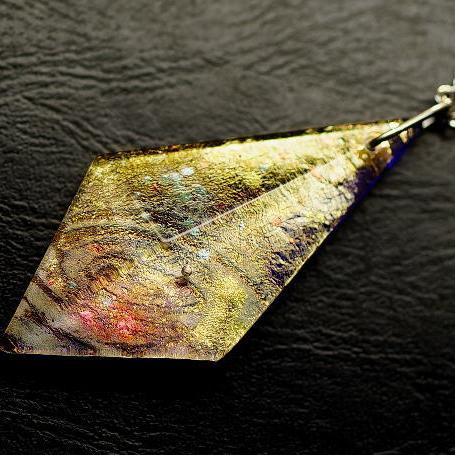 NECKLACE, PENDANT日本古来の帯のような和の美しさ。『銀河百花繚乱 〜 金襴の宙 〜』金襴な煌きを存分にご堪能いただける美しい五面体ペンダントに仕上がりました。光の当たり方で内部に施した銀河の渦や煌きの印象が大胆に変化する神秘的な作品です。ベースにはコバルトブルーを使用しておりますので、ゴールドのラメや内部のデザインと共に、和装の帯のような美しさを表現できました。暗闇でも蓄光の光で銀河の渦を表現しております。ぜひお手にとってお楽しみいただきたい逸品です。0123450色合いや煌きをマーブル模様と共にお楽しみください。1金襴な美しさ。2内部に施した銀河の渦。3光の透過と反射で雰囲気を変えます。4美しい五面体ペンダントです。5暗闇では神秘的なブルーの光を放ちます。ガラスアクセサリー / コレクション:ネックレス・ペンダント / 161228-150301 / 2609 / アメリカンガラス / 約52×25×9mm / 青紫系 イリデセント（ラメ）加工マーブル加工蓄光加工 / あずきチェーン ステンレス製 50cm / La forme アメリカンガラス,ネックレス・ペンダント,青紫系,ラメ加工,イリデセント（ラメ）レインボー,イリデセント（ラメ）ゴールド,柄加工,柄（マーブル）,蓄光加工,蓄光（ターコイズブルー）,明るい,鮮やか,ガラス製,ギフト,クリスマス,かっこいい,派手・豪華・煌びやか,和風,洋風,神秘的,シンプル,現代的・モダン金襴な煌きを存分にご堪能いただける美しい五面体ペンダントに仕上がりました。光の当たり方で内部に施した銀河の渦や煌きの印象が大胆に変化する神秘的な作品です。ベースにはコバルトブルーを使用しておりますので、ゴールドのラメや内部のデザインと共に、和装の帯のような美しさを表現できました。暗闇でも蓄光の光で銀河の渦を表現しております。ぜひお手にとってお楽しみいただきたい逸品です。