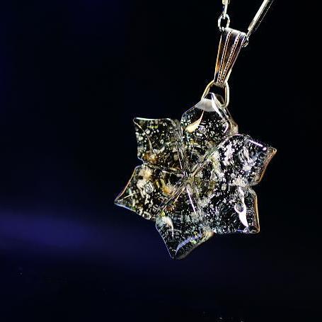 Rakuten - 『夜空に煌く花』 ガラスアクセサリー ネックレス・ペンダント ダイカット(平面造形)タイプ