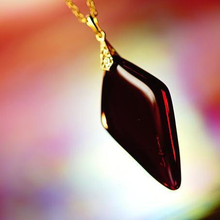 NECKLACE, PENDANTシンプルで艶やかなひし形タイプ。『My passion』情熱的で大人の色合い「チェリーレッド」をベースにした、柔らかなひし形のペンダント。艶やかで丸みのあるフォルムです。表面下部に「La forme」ロゴ入...