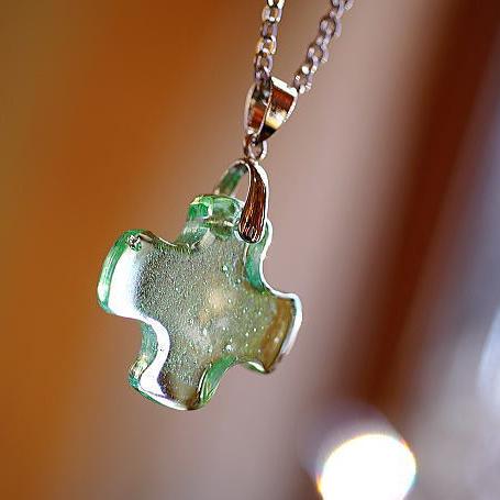 『若草の祈り』 ガラスアクセサリー ネックレス・ペンダント クロスタイプ