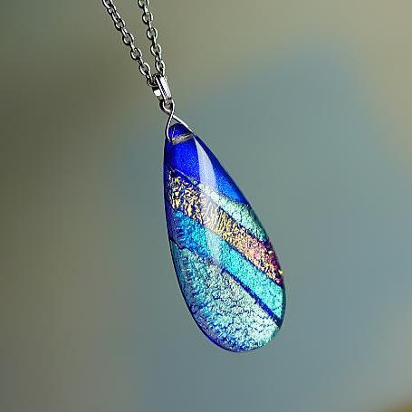 DICHROIC AURORA WAVEが特別な理由|ガラスアクセサリーの魅力と輝き DICHROIC AURORA WAVEが特別な理由|ガラスアクセサリーの魅力と輝き