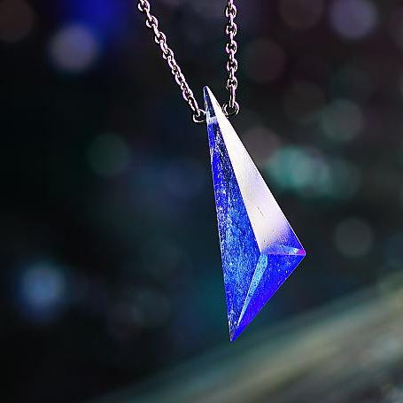 『Blue triangle crystal』立体造形が魅せる、あなたの個性を引き出す唯一の輝き 『Blue triangle crystal』立体造形が魅せる、あなたの個性を引き出す唯一の輝き
