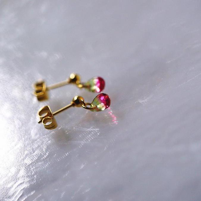 『プチカットしずくピアス / ピンク×グリーン』 ガラスアクセサリー ピアス・イヤリング