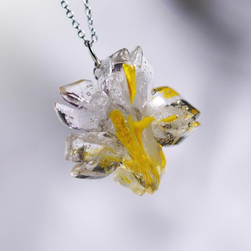 『かんたん封入ペンダント / 瑠璃の一輪桜 ～ いのり ～』 ガラスアクセサリー ネックレス・ペンダント ダイカット(平面造形)タイプ