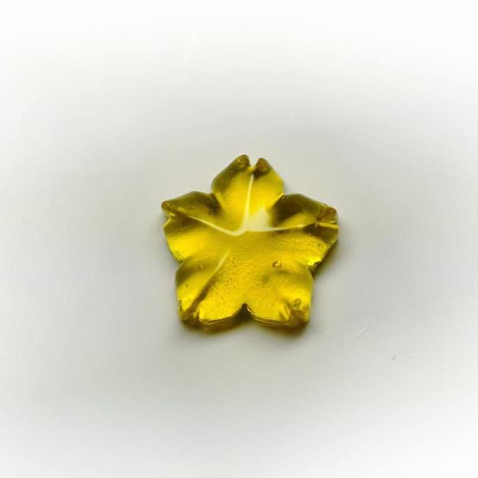 Rakuten - 『瑠璃の一輪桜・春風 002(単色仕様)★ペンダント、ピアス・イヤリング、リングなどに仕立ててお届けします♪』 ガラスアクセサリー ネックレス・ペンダント ダイカット(平面造形)タイプ