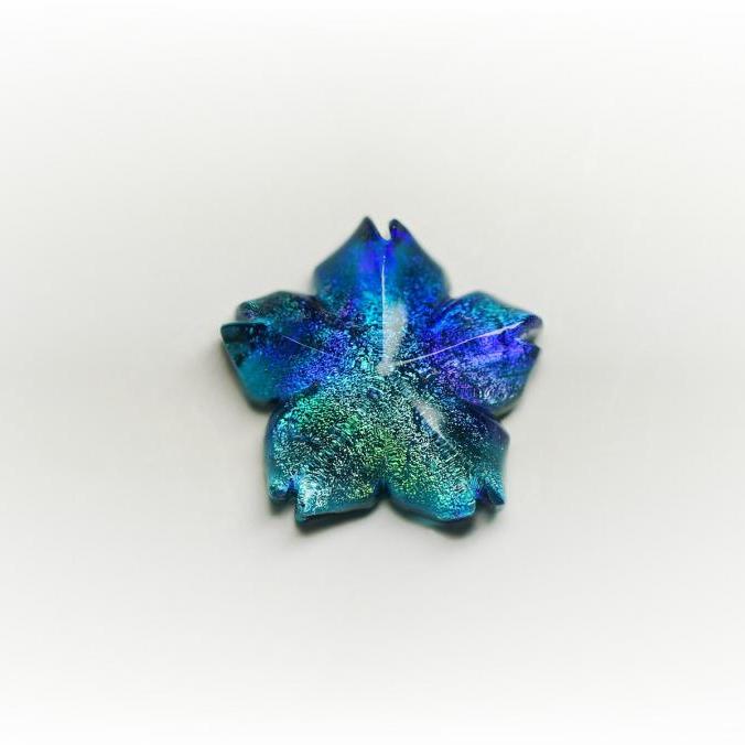 Rakuten - 『瑠璃の一輪桜・淡雪 002(ダイクロガラス)★ペンダント、ピアス・イヤリング、リングなどに仕立ててお届けします♪』 ガラスアクセサリー ネックレス・ペンダント ダイカット(平面造形)タイプ