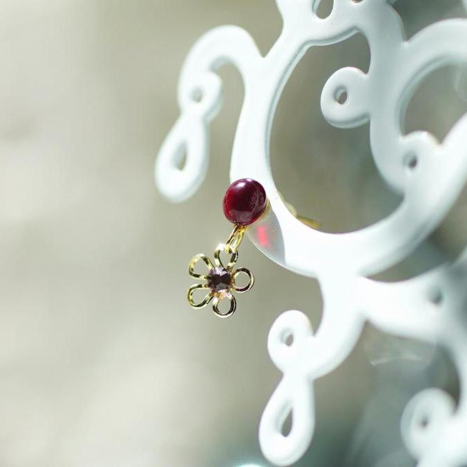 『Petit plum (片耳用ピアス)』 ピアス ジュエリー ギフト イヤリング ガラスアクセサリー