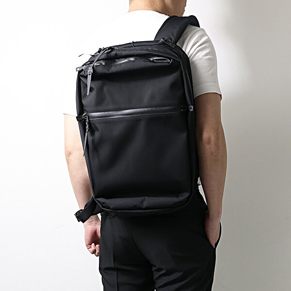 タグ #BLACK EMBER #バックパック・リュック #ビジネスバッグ お買物について-必ずお読みください (新しいウインドウで開きます)BLACK EMBER ブラックエンバー バックパック CITADEL 20 Backpack シタデル 110016 メンズ リュックサック 20L A4対応 ビジネス ナイロン 防水 鞄 商品説明 必需品を濡らさず整理整頓・収納できるように設計された、20L容量のバックパック。耐摩耗性・防汚性・防塵性に優れた、99%防水の高密度ナイロン「EmberTex」を採用。内側には14インチ対応のPC収納と11インチ対応のタブレット収納を備え、デバイスを効率よく携帯できます。スーツケースに連結できるセットアップ機能を搭載し、旅行や出張にも対応する実用性の高いデザインです。 ブランド名 BLACK EMBER（ブラックエンバー） 色・柄 Jet Black ：ブラック サイズについて サイズ 本体：約 高さ42.5cm×横幅28cm×奥行/マチ8cmハンドル：約17cmショルダー全長：約88cm（長さ調整可能）重量：約1.3kg容量：20L ※上記はスタッフがメジャーで採寸したサイズとなり、若干の差異がある場合がございます。予めご了承ください。 仕様 開閉：Wファスナー式外側：ファスナーポケット×2（上部ポケット内にマグネット式キーリング×1）内側：ファスナーポケット×2、マグネット式ポケット×2（PC・タブレット収納対応）チェストストラップ：取り外し・上下位置調節可能、マグネット留め 素材 EMBERTEX PFAS FREE：1200X600 Nylon 6 注意事項 ※当店で取り扱う海外ブランド品は全て並行輸入となり、海外基準による検品のため若干の後始末の粗さ、小さな汚れ、金具のくもり、キズシワ等が見受けられる場合がございます。これらの状態を気にされる方はご注文前にご検討いただき、ご了承の上ご注文いただきますようお願いします。 ※実際の商品になるべく近い色を再現しておりますが、ご覧になっているモニターの色の違いにより、実際の商品と色合いが異なる場合がございます。 ⇒ ギフトラッピングのご注文はこちらから