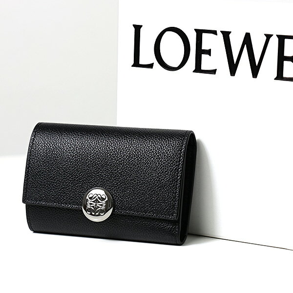 タグ #LOEWE #財布・カード入れ お買物について-必ずお読みください (新しいウインドウで開きます)LOEWE ロエベ 三つ折り財布 PEBBLE SMALL VERTICAL WALLET ぺブル バーティカル ウォレット スモール CANBS33X03 レディース レザー アナグラム ミニ財布 小銭入れあり 商品説明 ペブルグレインカーフスキンを採用した、スモールサイズの三つ折り財布。シグネチャーのアナグラムペブルを配したクロージャーがデザインのアクセントに。コンパクトながら十分な収納力を備え、日常使いにもおすすめです。 ブランド名 LOEWE（ロエベ） 色・柄 Black / 1100 ：ブラック【金具 ：シルバー】 サイズについて サイズ 約 高さ8cm×横幅12cm×奥行/マチ2.5cm ※上記はスタッフがメジャーで採寸したサイズとなり、若干の差異がある場合がございます。予めご了承ください。 仕様 開閉：スナップボタン内側：お札入れ×1、小銭入れ(ファスナー)×1、カードポケット×6、オープンポケット×2 素材 カーフスキン 付属品 箱、保存袋 注意事項 ※並行輸入品の為輸送時に出来た箱傷みが見られることがございますが、良品として販売しております。あらかじめご了承くださいませ。※天然皮革を使用している為、輸入時より目立たない程度の微細な傷、汚れ、スレ、シワなどの跡がついている場合がありますが、素材上の性質とご了承下さい。検品はしておりますが、革製品特有のシワやキズ等をお気になさる方はご遠慮ください。 ※当店で取り扱う海外ブランド品は全て並行輸入となり、海外基準による検品のため若干の後始末の粗さ、小さな汚れ、金具のくもり、キズシワ等が見受けられる場合がございます。これらの状態を気にされる方はご注文前にご検討いただき、ご了承の上ご注文いただきますようお願いします。 ※実際の商品になるべく近い色を再現しておりますが、ご覧になっているモニターの色の違いにより、実際の商品と色合いが異なる場合がございます。 ⇒ ギフトラッピングのご注文はこちらから
