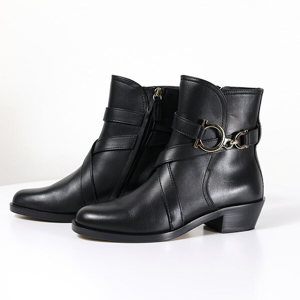 【5/31迄！SNSフォロワーさん限定 5％OFFクーポン発行中】Salvatore Ferragamo サルヴァトーレフェラガモ SHORT BOOTS ショートブーツ ローヒール レザー 本革 ロゴ ガンチーニ 靴 レディース 726590