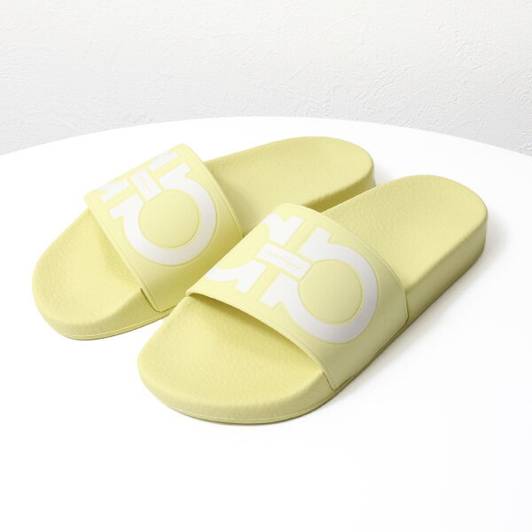 夏の定番アイテムであるシンプルなデザインが魅力のスライドサンダル。デイリーユースはもちろん、ビーチやキャンプなどレジャーシーンでも活躍します。 DESCRIPTION Salvatore Ferragamo（サルヴァトーレフェラガモ） 商品名 Sliders スライドサンダル シャワーサンダル スリッパ 靴 オープントゥ ガンチーニ シンプル レディース［745017］ 色・柄 Yellow ：イエロー サイズ サイズ6日本参考サイズ約23.5cmヒール高さ： 1.8cm ※上記はスタッフがメジャーで採寸したサイズとなり、若干の差異がある場合がございます。予めご了承ください。 サイズについて 素材 PVC 付属品 保存袋、箱 注意事項 並行輸入品の為輸送時に出来た箱傷みが見られることがございますが、良品として販売しております。あらかじめご了承くださいませ。 ※当店で取り扱う海外ブランド品は全て並行輸入となり、海外基準による検品のため若干の後始末の粗さ、小さな汚れ、金具のくもり、キズシワ等が見受けられる場合がございます。これらの状態を気にされる方はご注文前にご検討いただき、ご了承の上ご注文いただきますようお願いします。 ※実際の商品になるべく近い色を再現しておりますが、ご覧になっているモニターの色の違いにより、実際の商品と色合いが異なる場合がございます。 タグ #Salvatore Ferragamo #サンダル お買物について-必ずお読みください (新しいウインドウで開きます)Salvatore Ferragamo サルヴァトーレフェラガモ Sliders 745017[スライドサンダル シャワーサンダル スリッパ 靴 オープントゥ ガンチーニ シンプル レディース] Salvatore Ferragamo Salvatore Ferragamo サルヴァトーレフェラガモ Sliders スライドサンダル シャワーサンダル スリッパ 靴 オープントゥ ガンチーニ シンプル レディース 745017 商品説明 夏の定番アイテムであるシンプルなデザインが魅力のスライドサンダル。デイリーユースはもちろん、ビーチやキャンプなどレジャーシーンでも活躍します。 ブランド名 Salvatore Ferragamo（サルヴァトーレフェラガモ） 商品名 Sliders スライドサンダル シャワーサンダル スリッパ 靴 オープントゥ ガンチーニ シンプル レディース ［745017］ サイズについて 色・柄 Yellow ：イエロー サイズ サイズ6日本参考サイズ約23.5cmヒール高さ： 1.8cm ※上記はスタッフがメジャーで採寸したサイズとなり、若干の差異がある場合がございます。予めご了承ください。 付属品 保存袋、箱 素材 PVC 注意事項 並行輸入品の為輸送時に出来た箱傷みが見られることがございますが、良品として販売しております。あらかじめご了承くださいませ。 ※当店で取り扱う海外ブランド品は全て並行輸入となり、海外基準による検品のため若干の後始末の粗さ、小さな汚れ、金具のくもり、キズシワ等が見受けられる場合がございます。これらの状態を気にされる方はご注文前にご検討いただき、ご了承の上ご注文いただきますようお願いします。 ※実際の商品になるべく近い色を再現しておりますが、ご覧になっているモニターの色の違いにより、実際の商品と色合いが異なる場合がございます。