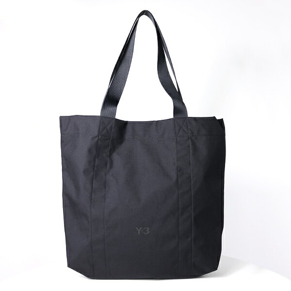 タグ #Y-3 #メンズ・トートバッグ #レディース・トートバッグ お買物について-必ずお読みください (新しいウインドウで開きます)Y-3 ワイスリー トートバッグ Y-3 Tote Bag KW5892 メンズ レディース 大容量 ナイロン 超軽量 ロゴ 鞄 ユニセックス 商品説明 ラグジュアリーファッションとアクティブな機能性を兼ね揃えた「Y-3 TOTE BAG」。 超軽量でありながら高い耐久性に優れ、ミニマルなデザインに同系色のロゴがアクセントを添えます。 A4サイズもすっぽり収まり、通学や習い事のデイリーユースはもちろん、旅行まで幅広く活躍するアイテムです。 ブランド名 Y-3（ワイスリー） 色・柄 Black ：ブラック サイズについて サイズ 本体：約 高さ39cm×横幅(上辺)50-(底辺)38cm×奥行/マチ11cm ハンドル：約63cm 重量：約260g 容量：28.2 L ※上記はスタッフがメジャーで採寸したサイズとなり、若干の差異がある場合がございます。予めご了承ください。 仕様 開閉：スナップボタン 内部様式：オープンポケット×1、Dリング×1 素材 ナイロン100% 付属品 保存袋 注意事項 ※当店で取り扱う海外ブランド品は全て並行輸入となり、海外基準による検品のため若干の後始末の粗さ、小さな汚れ、金具のくもり、キズシワ等が見受けられる場合がございます。これらの状態を気にされる方はご注文前にご検討いただき、ご了承の上ご注文いただきますようお願いします。 ※実際の商品になるべく近い色を再現しておりますが、ご覧になっているモニターの色の違いにより、実際の商品と色合いが異なる場合がございます。 ⇒ ギフトラッピングのご注文はこちらから