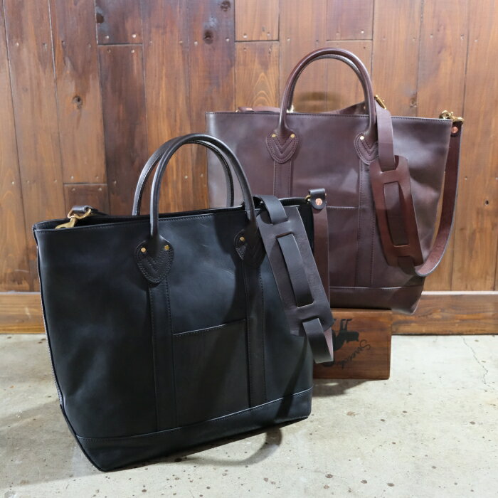 【VASCO】 ■品番： VS-263L ■品名： LEATHER BOAT TOTE BAG ■素材： 表地：牛革（キップレザー、カウレザー） / 裏地：コットン100％（キャンバス） 付属：真鍮 ■サイズ： W48cm×H34cm×D13cm ■商品： 1960年代頃、アウトドアシーンで氷を運ぶために使用されていたキャンバストートをモダナイズした、2WAYトートバッグです。 ショルダーは着脱でき、ショルダーバッグ、トートバッグとして使用できる2WAY仕様。外装・内装にポケットが1つずつつきます。レザーはミモザやチェスナットから抽出されたタンニンで鞣された、姫路産フルベジタブルタンニンレザーを" 丘染め" と呼ばれる伝統的なハンドメイド製法で一枚一枚丁寧に染め上げた後、オイルをたっぷり染み込ませ、独自のコガシ加工によりヴィンテージのような風合いに仕上げたオリジナルレザー「OLD OIL」を使用。使い込むほどに艶と風合いが増し、長く経年変化をお楽しみいただけます。裏地には堅牢度の高いキャンバス使用されております。 ※天然皮革を使用したハンドメイド製品の性質上、商品ごとにシボ感や色合いなどに多少個体差がある場合があり、摩擦、汗、水分などにより色移りする場合がございますが、天然皮革ならではの経年変化を楽しんでいただける素材となります。 初期不良以外での、レザーの風合いによる返品・交換は行っておりませんので予めご了承下さいますようお願いいたします。