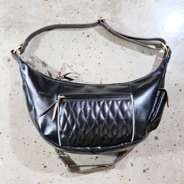 ■品名： RIDING SHOULDER BAG ■素材： ORIGINAL HORSE LEATHER/LINING：CUPRA RAYON 100％ ■仕様： UNIVERSAL 2WAY ZIPPER/PADDED DIAMOND STITCHING/LEATHER BELT/BODY BELT/I-PHONE POCKET ■サイズ： SIZE：縦28、横60、幅13 ■商品： WESTRIDEのRIDING SHOULDER BAG。素材はオリジナルのHORSE LEATHER。なめしはベジタブルタンニング・セミアニリンフィニッシュになっており使い込むことで下地のブラウンが出てきます。ダイヤモンドステッチが施されたパット部分にはウレタンを使用。 各ポケットのZIPPERにはUNIVERSAL ZIPPERを使用。メインポケットのZIPPERはUNIVERSAL 2WAY ZIPPERを使用しどちらからでも開閉可能。またGLOVE装着時でも開閉しやすいようにレザーのプルタグを付属しました。またBAGのサイドには携帯入れがありスマートフォンも収納出来ます。 BAGの裏地はキュプラ素材になり擦れなどにも強く高級感 があります。ポケットの内側にはインナーポケットとZIPPER付のサイドポケットもあり使い勝手も考慮しています。ZIPPERの口も大きいので物の出し入れもしやすい作りになっています。 またBIKEのRIDING時にズレなどを防ぐ為にサブストラップも付属。3点止め仕様にし、あらゆるスタイルでもズレを防ぎます。もちろんストラップ自身も調整可能です。 本革を使用している為、若干のスレ・キズ等がみられる場合がございます。 不良品ではございませんので、予めご了承いただきますようお願い致します。