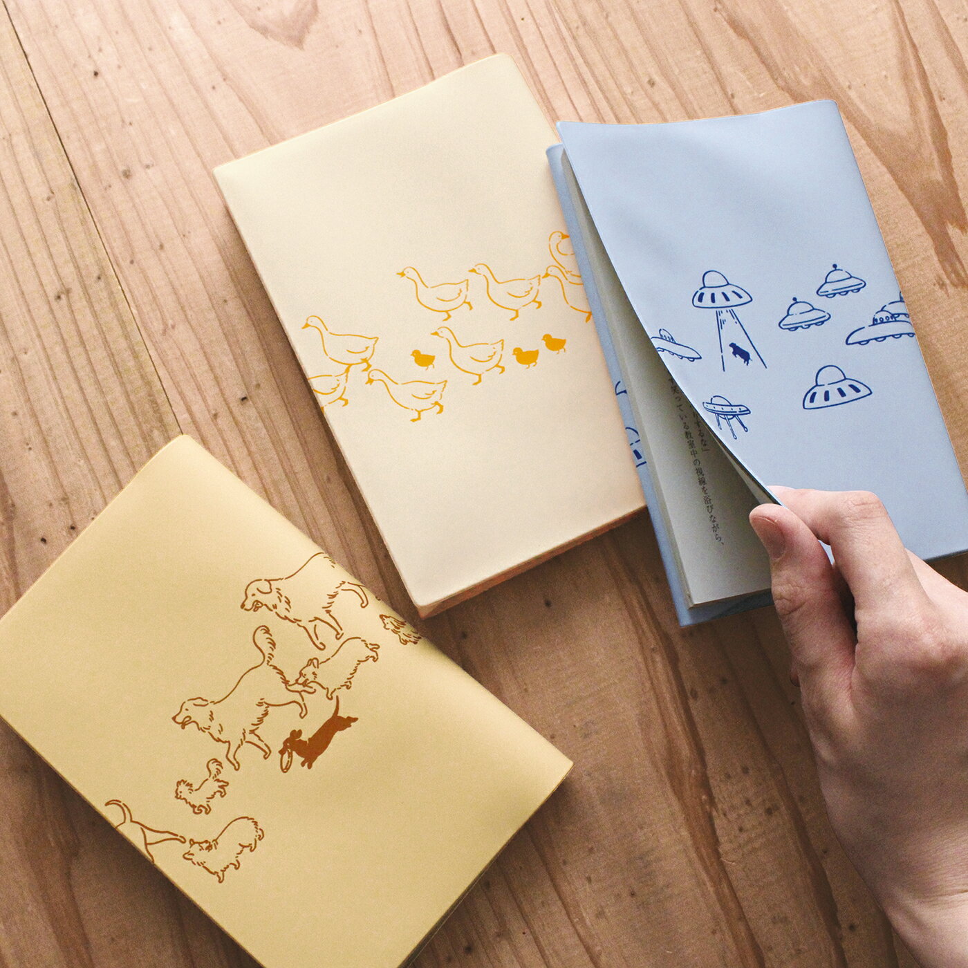 \P2倍+クーポン/AH LA LA アララ ブックカバー|おしゃれ かわいい 動物 大人 恐竜 ダイナソー アヒル 牛 UFO おばけ 犬 猫 アニマル 読書...