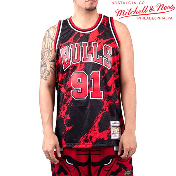 アメリカの老舗スポーツウェアブランドMitchell&Ness【ミッチェル&ネス】からレプリカジャージ のご紹介です。メッシュ素材で、さらりと快適な状態をキープしてくれて、NBAファンはもちろん ファッションのオシャレなアクセントとしてもオススメな一品です。 STYLE:ミッチェル＆ネス Mitchell & Ness NBA ジャージ シカゴ・ブルズ デニス・ロッドマン メンズ スウィングマン ユニフォーム タンクトップ バスケットボール スポーツウェア オフィシャルライセンス 品番:TFSM1278-CBU97DRDBLCK 素材:100% ポリエステル カラー:ブラック/レッド サイズ:胸囲/肩幅/着丈(センチ) XL:128/34/74 2XL:136/34/76 ※商品の個体差及び計測方法によっては2〜3cmほど差が出ることがあります。 ※モニターによっては質感、微妙な色の違いが現物と相違する場合があります。ご了承ください。 ※ページ上の実寸サイズを確認してご注文下さい。 ⇒サイズ選択ガイド