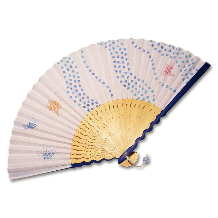 「扇子」の　特徴 1.扇子のデザインについて まさに夏のビーチを思わせるさわやかなブルーがメインの扇子です。骨も波骨といって、ウェーブのある形をしています。キラキラチャームも付いて、山に海に、アウトドアやレジャーにとてもマッチします。 2.アウトドアの携帯用に、和装のお供に 夏の暑さ対策に1本カバンに入れていると便利です。日常使いはもちろん、レジャーで海や山に遊びに行くときにも最適です。着物や浴衣などの小物としてもぴったりなので、お祭りや舞踊、茶道の時にもお持ちいただけます。 3.誕生日の贈り物や、海外の方へのお土産に お友達への誕生日プレゼント（バースデーギフト）に。母の日、父の日、敬老の日などの贈り物に。結婚祝いや出産祝い、内祝いなどのお祝いごとに贈るギフトに…。季節の贈り物として、夏ギフト（サマーギフト）にもオススメです。夏だけでなく、クリスマスプレゼント（クリスマスギフト）に贈っても喜んでいただけます。 日本が好きな海外の方へ、日本のお土産としても人気です。（海外向け・外人向け） 4. 一度に2本買ったら5％OFF 扇子や扇子セットを一度のお買い物で2本以上買っていただいたお客様には、扇子をそれぞれ5％引きします。 ご自分用に2本、ペアで2本、1つはギフト用、もう1つはご自分用に。ご両親にプレゼント、おじいさんおばあさんにプレゼントするなど、セットでお求めいただくとお得です。 「扇子」の　規格・その他 セット内容 布扇子1本 サイズ 約20.5×37cm 素材 ■扇面：ポリエステル80%　綿20％ ■扇骨：親骨→青竹　中→白竹 絵柄・色 海・浜辺・マリン・夏・魚・波・白・ホワイト その他 ★ラッピング無料 ★メール便可 （他の商品と同梱ご希望の場合、サイズ・重量によりましては 宅急便にてお届けさせていただく場合がございます） 女性用扇子はこちら▼ 男性用扇子はこちら▼まさに夏のビーチを思わせるさわやかなブルーがメインの扇子です。 骨も波骨といって、ウェーブのある形をしています。 キラキラチャームも付いて、山に海に、 アウトドアやレジャーにとてもマッチします。 ご自分用に2本、ペアで2本、1つはギフト用、もう1つはご自分用に。 ご両親にプレゼント、おじいさんおばあさんにプレゼントするなど、 セットでお求めいただくとお得です。 表アップ 裏アップ 骨 一番の特徴 ◉サイズ