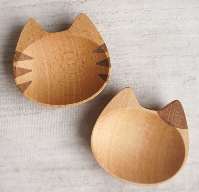 木製のネコデザインがとってもキュートな、ハンドメイドの豆皿です。天然木を使用し、優しい木の手触りに仕上げています。お菓子を乗せたり、トレーとして使ったり、子ども用の器としてもおすすめです。