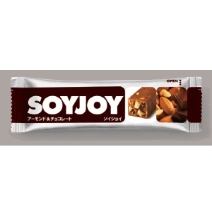 SOYJOY ソイジョイ　アーモンド＆チョコレート ざくっとしたローストアーモンドの食べ応えと香り豊かなチョコレートを練り込んだほど良い甘さ。 SOYJOYピーナッツに続くドライフルーツ不使用の第2弾です。 原材料名 大豆粉（遺伝子組換えでない）、アーモンド、食用植物油脂、砂糖、卵、チョコレート、難消化性デキストリン、アガベシロップ、ココアパウダー、イヌリン、食塩、香料、レシチン（大豆由来）、（原材料の一部に乳成分を含む） 栄養成分表示1本（30g）当たり エネルギー 146kcal / タンパク質 5.4g / 脂質 9.9g / 糖質 7.1g / 食物繊維 4.7g / ナトリウム 42〜92mg / 大豆イソフラボン 14mg 販売者 大塚製薬 ★注意★SHOPからのお願い。 ※商品パッケージ及び内容量は予告無しに変更となる場合がございます。（キャンペーン及びリニューアルなど） ※本商品は、商品特性上、返品をお受けする事ができません。