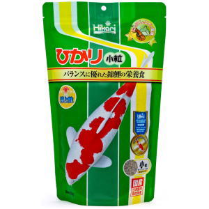 特長 原料のバランスを緻密に調整して配合した錦鯉の完全栄養食です。 一般的な錦鯉飼料に比べ栄養価が高く、よく成長する飼料です。 にんにく、エビの旨味が食欲を刺激し、錦鯉が非常に好んで食べます。 小粒は体長約10cm以上、中粒は約20cm以上、大粒は約30cm以上の 錦鯉に適しています。 品名 ひかり（小粒） JANコード 4971618012371 粒サイズ 約3.5〜4.0mm 内容量 400g 使用原料 小麦粉、大豆ミール、フィッシュミール、米ぬか、グルテンミール、ビール酵母、魚油、ガーリック、海藻粉末、オキアミミール、ビタミン類(塩化コリン,E,C,B5,B2,A,B1,B6,B3,葉酸,D3,ビオチン)、ミネラル類(P,食塩,Fe,Mg,Zn,Mn,Cu,I)、食用色素(青2) 保証成分 蛋白質：34％以上 脂質：3.0％以上 粗繊維：5.0％以下 灰分：13％以下 りん：1.0％以上 水分：10％以下 発売元 株式会社キョーリン 　 ※品質向上のため予告無く仕様を変更する場合がございます。 ※商品画像の色合いは、画像処理上　若干異なる場合がございます。予めご了承下さい。 ※本商品は、商品特性上、返品をお受けする事ができません。