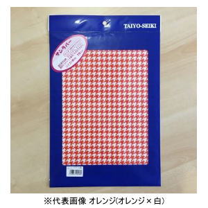 特長 千鳥格子柄のアイロンプリントシート。 濃色生地にも発色よく、伸縮性のあるラバーシートです。 ハサミやカッターで自由にカットし、アイロンで貼るだけ。 ゼッケンやTシャツデコレーションにもお勧め! 品名 サンラバーA4チドリ(千鳥) 色 グレー(グレー×白) サイズ 200×270mm 適応素材 綿、綿ポリ、ポリエステル、ナイロン(撥水加工は不可) セット内容 転写シート(200×270mm)2枚 シリコンシートA4 1枚 発売元 太陽精機株式会社 ※品質向上のため予告無く仕様を変更する場合がございます。詳しくはメーカーページにてご確認ください。 ※商品画像の色合いは、画像処理上　若干異なる場合がございます。予めご了承下さい。