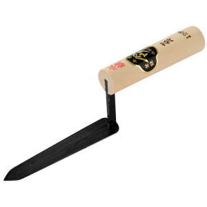 商品名 ヤマウ　本焼き笹刃鏝　120mm　 　　　 　　 特　徴 本職用笹刃鏝です。 仕　様 ■用途：本職用笹刃鏝 ■コテ部全長：120mm ■仕様：油焼 サイズ（約） 全長：230mm 重量（約） 94g 内容量 - 成分表記 - 材　質 ［刃］：油焼、［柄］：木 生産国 - メーカー 小阪鏝製作所（こさかこてせいさくしょ） ※品質向上のため予告無く仕様を変更する場合がございます。 ※商品画像の色合いは、画像処理上　若干異なる場合がございます。予めご了承下さい。 ※パッケージリニューアル等につき、商品画像が異なる場合がございます。予めご了承下さい。