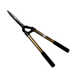 用途 草刈り、芝生鋏用 仕様 全長：約635mm 重量：約700g 切断許容範囲：超特大刃250mm 注意 サビ防止の為、ご使用後はきれいに汚れを取り、 刃部は油でふき取ってください。 刃・柄にひびなどがある場合は、使用しないでください。 無理な力での使用は絶対にしないでください。 刃と柄の接合部にガタつきがある場合は、直して使うか使用を避けてください。 販売元 アークランズ ※品質向上のため予告無く仕様を変更する場合がございます。 ※商品画像の色合いは、画像処理上　若干異なる場合がございます。予めご了承下さい。