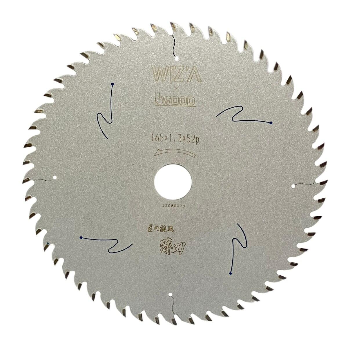 仕様 用途:内装木材、一般木材の切断に 外径(約):165mm 刃厚(約):1.3mm 穴径(約):20mm 刃数:52 シルバーフッ素コーティング 制振・消音レーザースリット入り 製品重量(g) 134 商品説明 内装木材、一般木材の切断にご利用いただくチップソーです。 速い切断スピードによる高い作業性と、仕上りの綺麗さを両立するプロ仕様です。 レーザースリットを複数箇所に入れることで、振動と雑音を低減しています。 シルバーフッ素コーティングで超硬高度造作用のチップソーに仕立てました。 ※品質向上のため予告なく仕様を変更する場合がございます。パッケージのリニューアル等につき、商品画像が異なる場合がございます。商品画像の色合いは、画像処理上、若干異なる場合がございます。代引き不可時間指定不可ネコポス配達