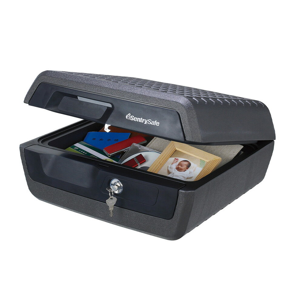 セントリー Sentry ポータブル式30分耐火・防水保管庫(A4紙収納可能)フラットキー2本付 CHW30100