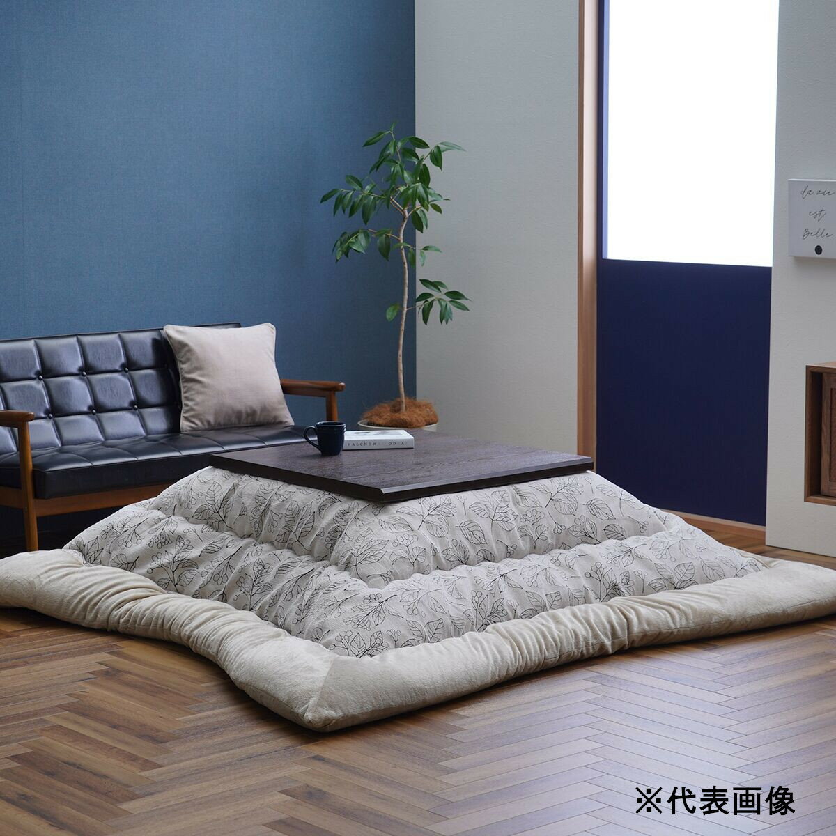 仕様 サイズ:約205×285cm 表地:ポリエステル100％ 中材:ポリエステル綿 裏地:ポリエステル100％ 商品説明 上質なジャガード生地の日本製こたつ布団です。 ※品質向上のため予告なく仕様を変更する場合がございます。パッケージのリ...