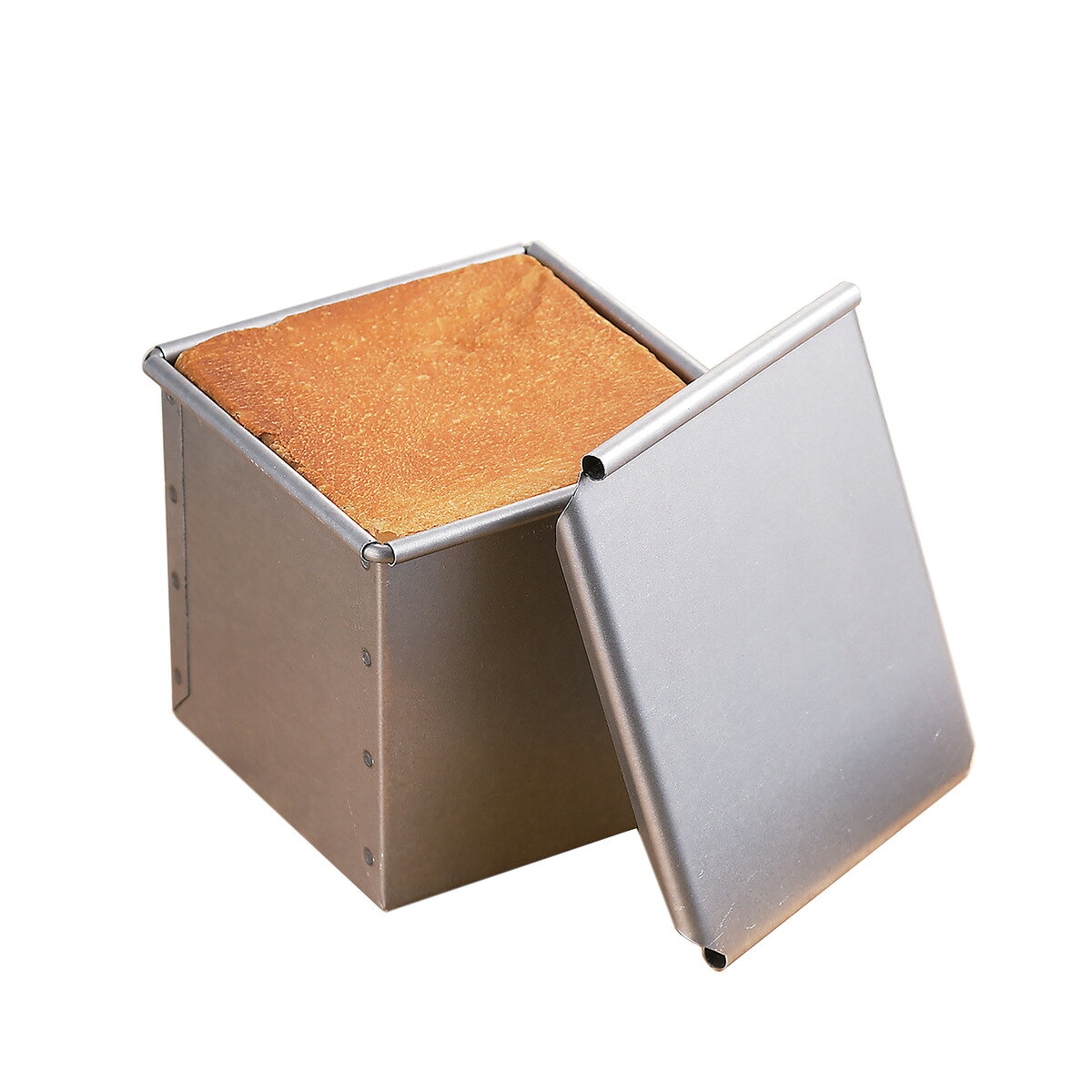 仕様 用途:食パンを作る際に 内径(約):奥行95×幅95×高さ95mm 容量(約):800ml(満水) 材質:(本体)スチール、(補強材)18-0ステンレス鋼、(表面処理)アルミメッキ 製品サイズ(mm) 幅×奥行×高さ:121×102×102 製品重量(g) 212 商品説明 食パンを作る際にご利用いただく0.5斤サイズのパン型です。 フタはスライド式で開閉しやすく、フタが持ち上がって外れることはありません。また、フタは上下左右どの向きでも取り付けられます。 スチール製でアルミメッキの本品は熱伝導率がよく、耐久性に優れています。 ※品質向上のため予告なく仕様を変更する場合がございます。パッケージのリニューアル等につき、商品画像が異なる場合がございます。商品画像の色合いは、画像処理上、若干異なる場合がございます。