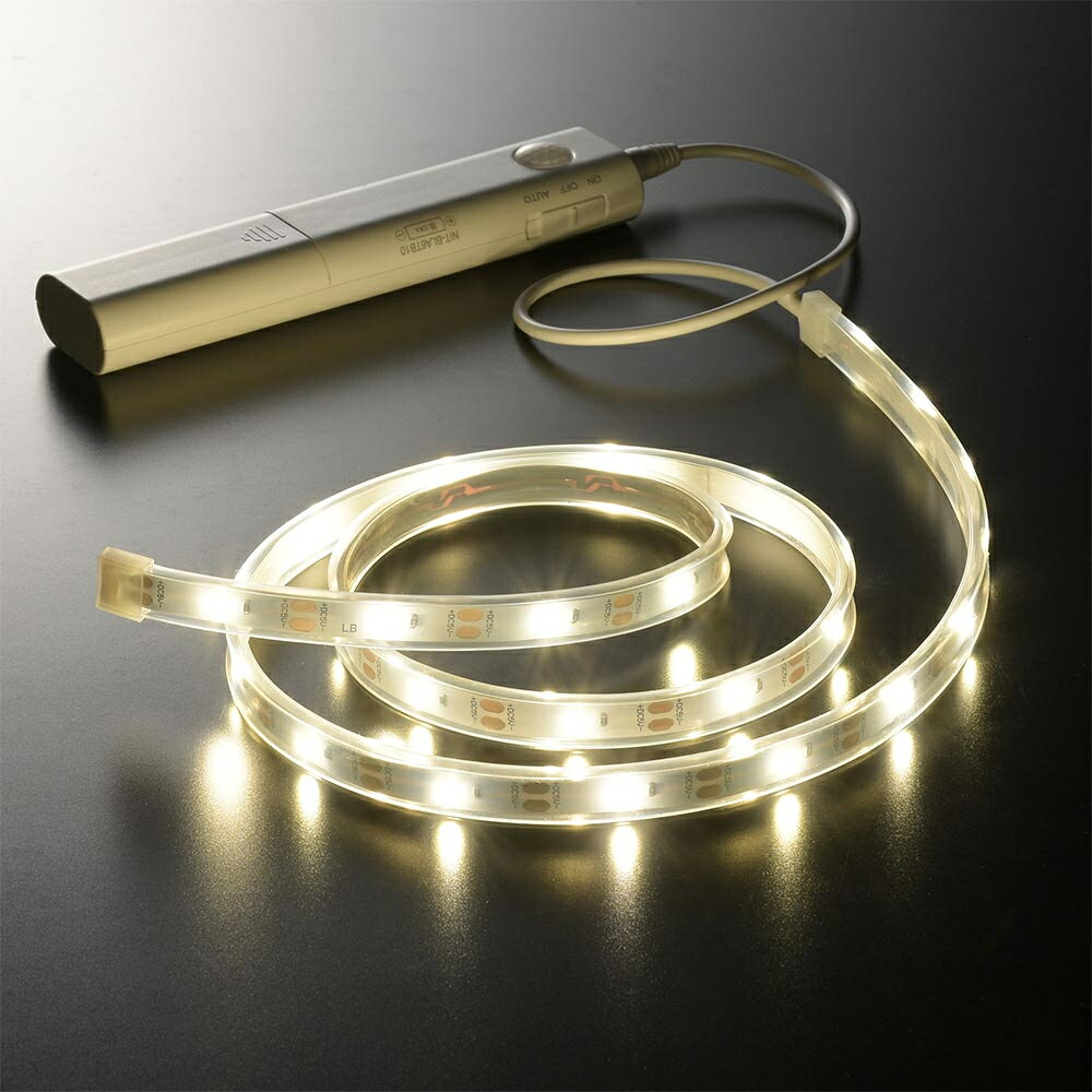 仕様 電源:単3形乾電池×4本(乾電池別売) 使用光源:LED×30灯使用(交換不可)/白色 全光束:約100ルーメン(LED×30灯点灯時) 色温度:約4000K 切替スイッチ:ON・OFF・AUTO 人感センサー検知範囲:正面約4m 左右 約90度 上下 約90度 点灯保持時間:約10秒(AUTOモード時) 寸法:本体(約)幅34×高さ150×奥行22mm、テープライト(約)長さ1000×幅12×高さ5mm、コード長:約30cm、質量:約73g(乾電池除く) 乾電池の寿命(アルカリ乾電池仕様の場合):連続点灯 約26時間(ONモード)、1日10回点灯の場合は約12か月(AUTOモード)※乾電池の性能や使用条件により変化します。 付属品:両面テープ×5枚(本体用×2枚、テープライト用×3枚)、マグネットテープ×3枚(テープライト用) 商品説明 お好みの長さにカットしてご使用できます。 付属の両面テープまたはマグネットテープで設置します。 暗い場所で人の動きを検知して自動で点灯します。 乾電池式で電源の取れない場所でも使用できます。 ※品質向上のため予告なく仕様を変更する場合がございます。パッケージのリニューアル等につき、商品画像が異なる場合がございます。商品画像の色合いは、画像処理上、若干異なる場合がございます。