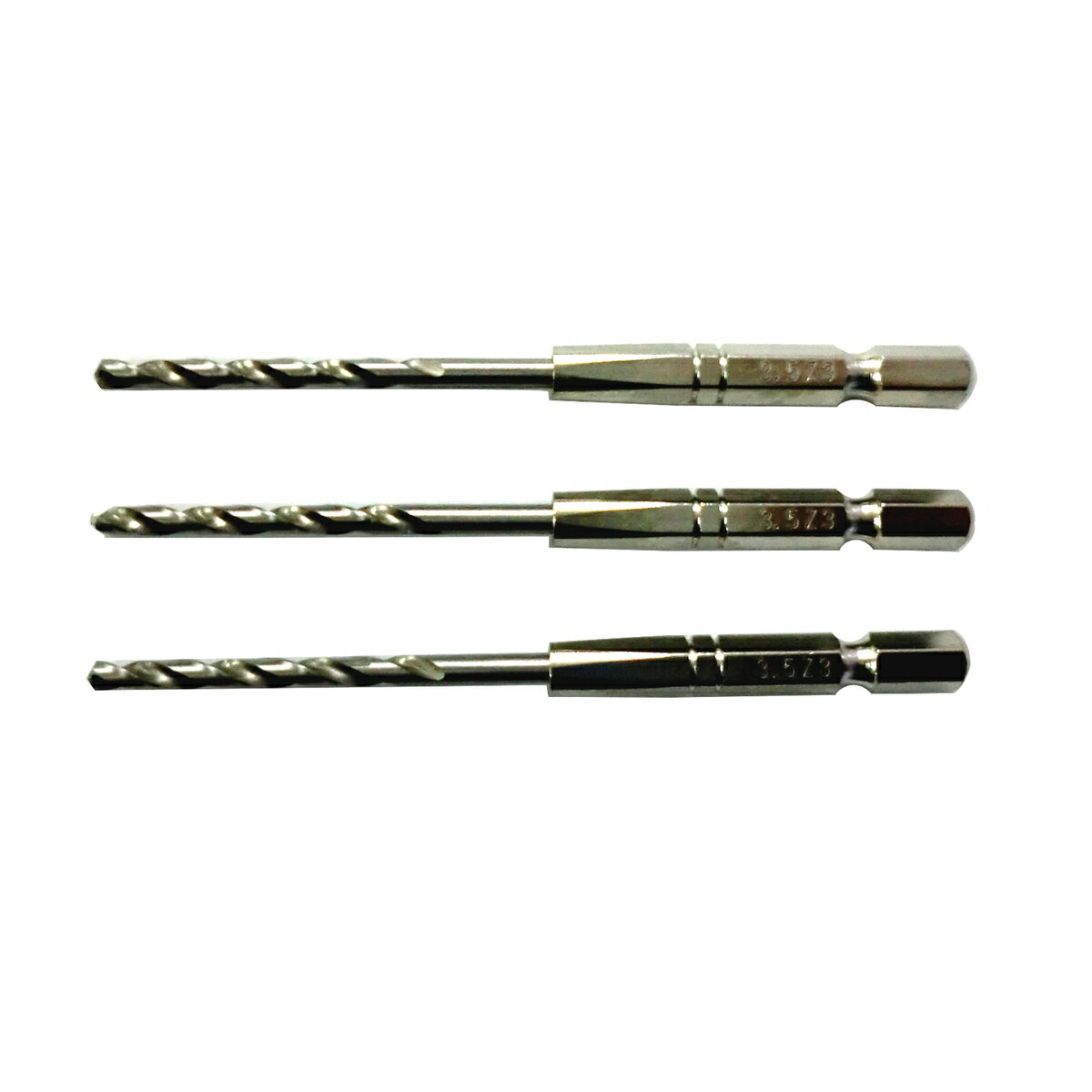 仕様 用途:鉄、アルミ、銅、木材の穴あけに ドリル径:直径3.5mm ドリル溝長:39mm 六角シャンク部:6.35mm 適応被削材:鉄、アルミ、銅、木材 適合機械:インパクトドライバー、充電ドリルドライバー 18V対応 X形シンニング 製品重量(g) 15 商品説明 鉄、アルミ、銅、木材の穴あけに。 六角シャンク軸だから、インパクトドライバーにワンタッチで取付出来ます。 刃先はシンニング加工が施されており、正確な位置に穴あけが出来ます。 お得な3本袋入りです。 ※作業中は必ず保護メガネを着用してください。 ※作業中は手袋の着用は避けてください。巻き込まれる恐れがあります。 ※熱処理された鉄板の穴あけには使用できません。 ※インパクトの掛け過ぎは、刃先の破損の原因となりますのでご注意願います。 ※小物の加工の際は、バイスプライヤ等でしっかり固定して作業してください。 ※品質向上のため予告なく仕様を変更する場合がございます。パッケージのリニューアル等につき、商品画像が異なる場合がございます。商品画像の色合いは、画像処理上、若干異なる場合がございます。