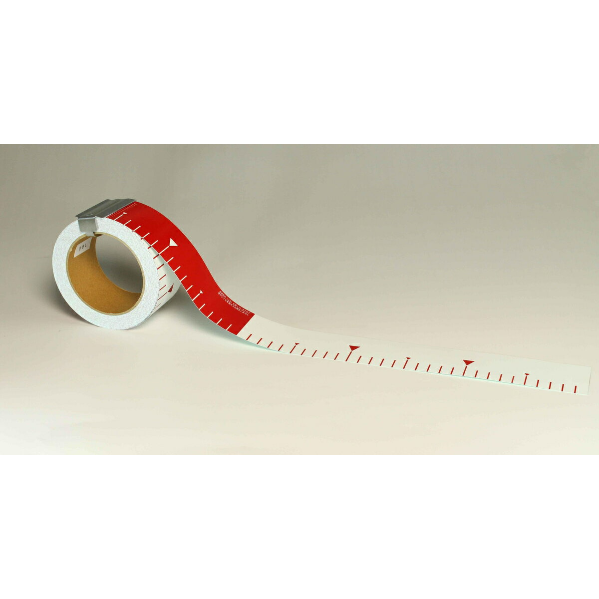 仕様 規格:長さ25m×幅50mm×厚さ0.27mm 30cm毎赤/白 商品説明 現場記録写真に最適！便利な粘着シールロッド。 用途に応じて自由な長さに切って貼れます。 表面は光を反射しにくく鉛筆やマジックによる書き込みもできます。 目盛仕様は、1cm単位の目盛に見易い5cm毎の(▲)マーク付。 燃やしても塩素ガスが発生しません。 ※品質向上のため予告なく仕様を変更する場合がございます。パッケージのリニューアル等につき、商品画像が異なる場合がございます。商品画像の色合いは、画像処理上、若干異なる場合がございます。