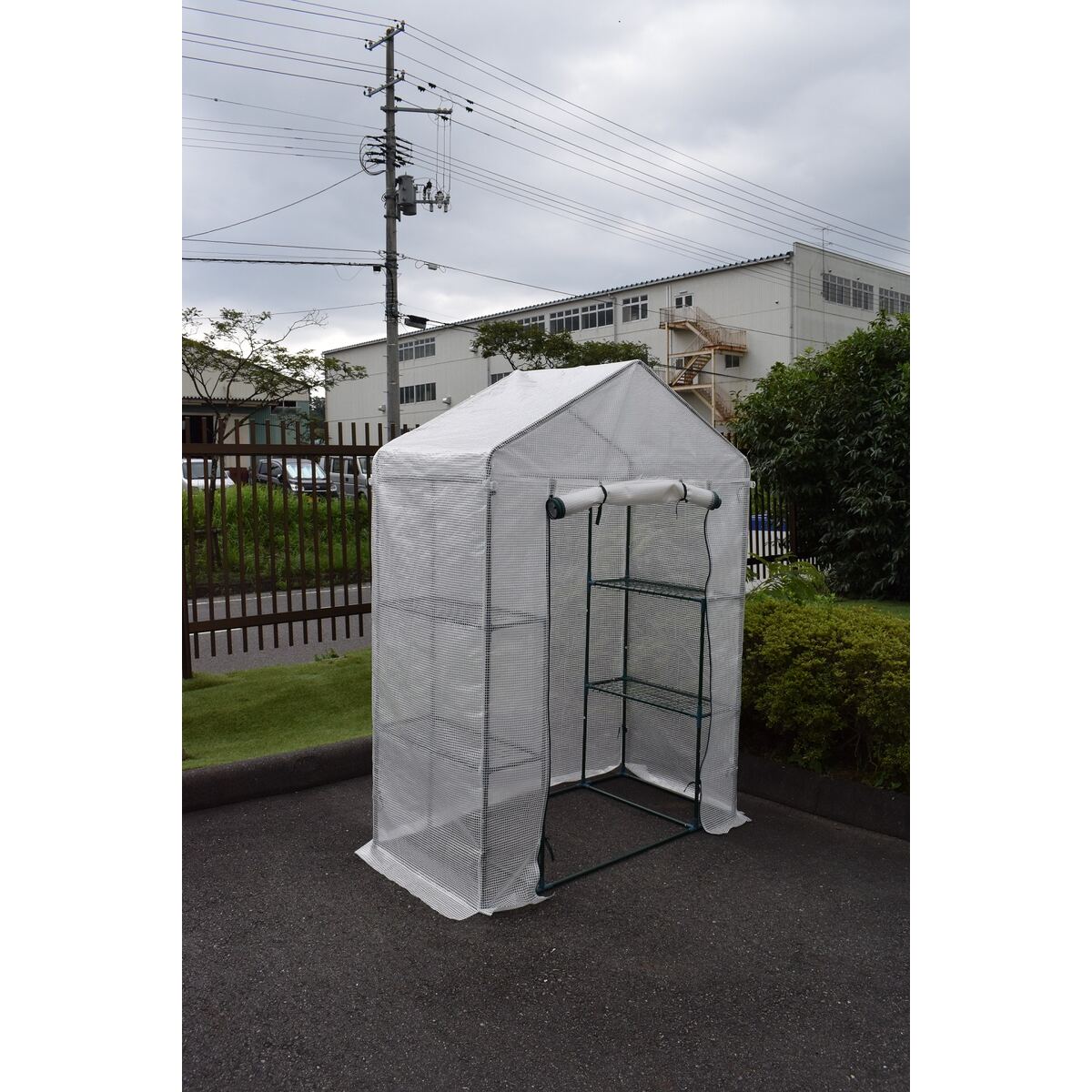 仕様 材質:パイプ(スチール)、ビニール(ポリエチレン) カラー:白 付属:固定用ペグ 製品サイズ(mm) 幅×奥行×高さ:1430×730×1950 製品重量(g) 7200 商品説明 温室栽培や野菜・お花の管理用のビニールハウスとして使用することができます。 寒さや害虫から植物を守ります。 メッシュ棚が付いているので、棚を別で購入する必要がありません。 付属のペグでしっかり固定できます。 ※品質向上のため予告なく仕様を変更する場合がございます。パッケージのリニューアル等につき、商品画像が異なる場合がございます。商品画像の色合いは、画像処理上、若干異なる場合がございます。直送商品代引き不可時間指定不可