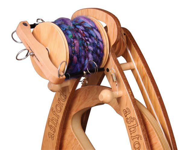 ニュージーランド製　ラッカー仕上げ ジョイ紡毛機に取り付けるフライヤーセットです。 25mmの吸い込み口で、ポコポコ・ふわふわした糸も紡ぎやすく、ボビンへの巻き取りもスムーズ。 *ジャンボサイズのボビン1個付き 　　 　 関連商品： 　*アシュフォード・ジョイ紡毛機 　*アシュフォード・キウイスーパーフライヤー ラッカー 　*アシュフォード・トラディショナル紡毛機