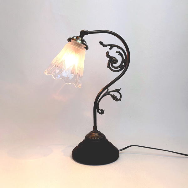 ■商品情報 テーブルランプ本体サイズ　 約W17.5cm×H40cm シェードサイズ 約W14cmxH14.5cm 電球 40W（最大）X1灯・口金サイズE17 材質 ガラス(シェード)・真鍮(灯具本体) ■イメージキーワードフロアライト　...