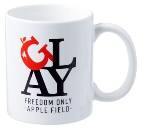 GLAYの魅力をシンプルかつ洗練されたデザインで表現した、ロゴマグカップが登場！「DOM ONLY 2021-2022」のメインロゴをプリントしたこのマグカップは、まるでミュージアムグッズのような上品な仕上がり。手に取った瞬間、ライブの余韻やGLAYの音楽に包まれるような感覚を味わえる、ファン必携のアイテムとなっている。シンプルながらも存在感のあるデザインは、どんなシーンにも馴染みやすく、日常使いに最適。ドリンクを楽しむ時間をより豊かにするのはもちろん、ペン立てとしてデスク周りの整理に活用したり、インテリアの一部としてディスプレイすれば、さりげなくGLAYの世界観を感じることができる。書斎やリビング、キッチンなど、どこに置いてもスタイリッシュな雰囲気を演出してくれるのも魅力の一つ。サイズは直径50mm×高さ95mm、素材は陶磁器で、家庭用食器洗浄機や電子レンジにも対応。実用性とデザイン性を兼ね備えたこのマグカップは、朝のコーヒータイムから夜のリラックス時間まで、GLAYの音楽とともに過ごす大切な瞬間に寄り添ってくれる。また、同じシリーズのグッズと並べてディスプレイすれば、イベントの思い出が鮮明によみがえり、まるでその場にいるかのような感覚を味わえる。シンプルながらも洗練されたデザインは、どんなインテリアにもマッチし、ファンならずとも魅了されること間違いなし。GLAYの30年以上にわたる音楽の歴史を感じながら、このマグカップとともに特別な時間を過ごしてみてはいかがだろうか！ GLAY（グレイ） 北海道出身のロック・バンド。メンバーは TERU（vo）、JIRO（b）、TAKURO（g）、HISASHI（g）の4名。1988年に結成し、94年に「レイン」でメジャー・デビュー。96年の「グロリアス」でブレイク以降、長きにわたりヒットを放ち続けるほか、ライヴでは20万人を動員した〈GLAY EXPO99〉など、数々の金字塔を打ち立てる。日本の音楽シーンを牽引するトップランナーとして圧倒的な人気を博し、25周年となる2019年までにオリジナル・アルバム15枚を発表。2020年は3月にベスト・アルバム『REVIEW II』、8月に「G4・2020」をリリース！ GLAYのグッズは、ファンの心を掴む魅力が満載です！ライブ会場の熱気や思い出が詰まったTシャツ、メンバーの個性が光るアクセサリー、限定デザインのアイテムなど、どれもGLAY愛を表現するための必須アイテムです。普段使いしやすいものから、コレクター心をくすぐるレアなグッズまで揃い、手に取るたびに彼らとの絆が深まる感覚を味わえます。GLAYの世界観を日常に取り入れ、特別な時間を一緒に楽しみましょう！