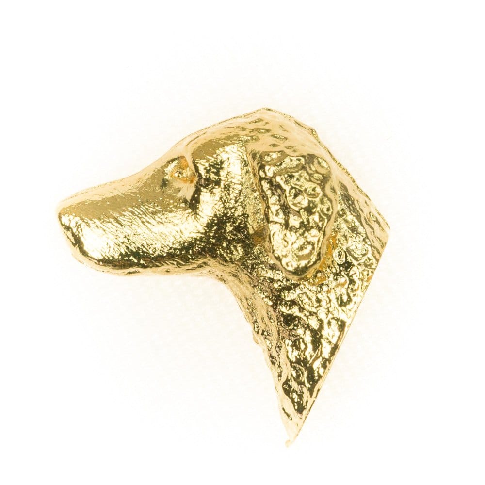 【全136種】 イギリス製 22ctゴールドプレート アート ドッグ ラペル ピンバッジ コレクション商品サイズ： 2.2 x 2.2 x 1.1 cm 重量： 7 g【合金製（22金コーティング）】　高級感、クラシック感、アンティーク感のあるアクセサリーとして、インテリアとしてお部屋の装飾にさりげなくワンポイントのアクセントとして。犬種の特徴、毛並みや輪郭もとても忠実に再現された芸術性の高い仕上がりとなっています。プレゼントや贈り物、ギフトにもピッタリなアイテムです。スーツの襟元を飾るラペルピン・ブローチの他、衣類や鞄、持ち物のさりげないアクセントに、壁やコルクボードにお洒落な押しピン（画びょう）としてもお使いいただけます。 イギリスで50年以上の歴史と伝統を持つメーカー オールデン・アーツで造られている 精巧で重厚感・高級感のある金属製（合金製・22金コーティング）ドッグ ラペルピン（ピンブローチ、ピンバッジ）です。犬種の特徴を忠実に 毛並みも緻密に再現されており とても芸術性の高い仕上がりとなっています。【オールデン・アーツ】 約50年前にイギリス・ロンドンのコヴェント・ガーデンの露店から始まり、現在はドッグショーの世界を中心にイギリスの多くの愛犬家に親しまれているドッグアクセサリーメーカーです。製品の多くは当時のイギリスのデザイナー職人の手によってデザインされ、どの犬種のアイテムもとても精巧で芸術的センスの高い本格的な造りとなっていて、品のあるシルバー色、ゴールド色を帯びたこれらの製品は どの毛色の犬の飼い主様であっても 違和感なく使う事ができると 本国であるイギリスでは高い人気を誇っています。製品のすべては現在でもイギリスの職人たちの手によって一つ一つ丁寧に造り続けられています。※商品の写真は実物と相違点の無いよう細心の注意を払っておりますが、室内・野外、天候などの光環境や、お客様がご覧になっているパソコンやモニターの種類によって、実物との色合い等が若干異なって見える場合があります。また 一つ一つ手作業で より良い製品になる事を追求しながらの制作を続けているため 一部の種類の商品では犬種部分と留め具部分を繋ぐ箇所の 位置・角度・形状が同じ商品でも商品写真と変わる場合もあります。予めご了承いただけますようお願いいたします。万一商品の画像と実際の商品が大きく異なり、商品にご納得いただけない場合には、ご連絡いただけましたら返品・キャンセル等の対応をさせていただきます。