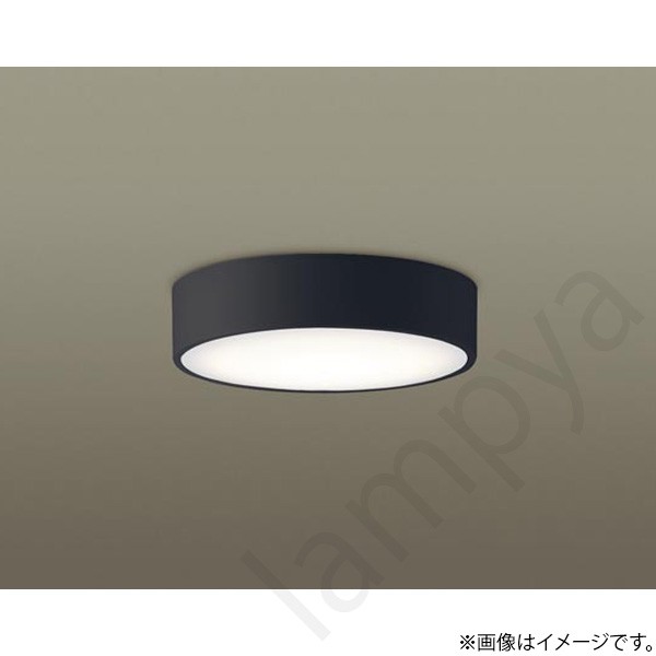 天井直付型・壁直付型　LED（温白色）ダウンシーリング　拡散タイプ　調光タイプ（ライコン別売）白熱電球60形1灯器具相当LED内蔵、電源ユニット内蔵◆LED（温白色タイプ）◆色温度：3500 K◆光源寿命40000時間（光束維持率70％）◆幅：φ130 mm　◆高：35 mm◆質量：0.4 kg◆器具光束：585 lm　◆電圧：100 V◆消費電力：6.8 W　◆消費効率：86 lm/W◆デザイン分類：Casual◆【プラスチックカバー】ブラック◆Ra83◆60形電球1灯器具相当◆天井面・壁面取付専用◆送り用端子台付◆位相制御式（2線式）◆入力電流（100V時）：0.07 A