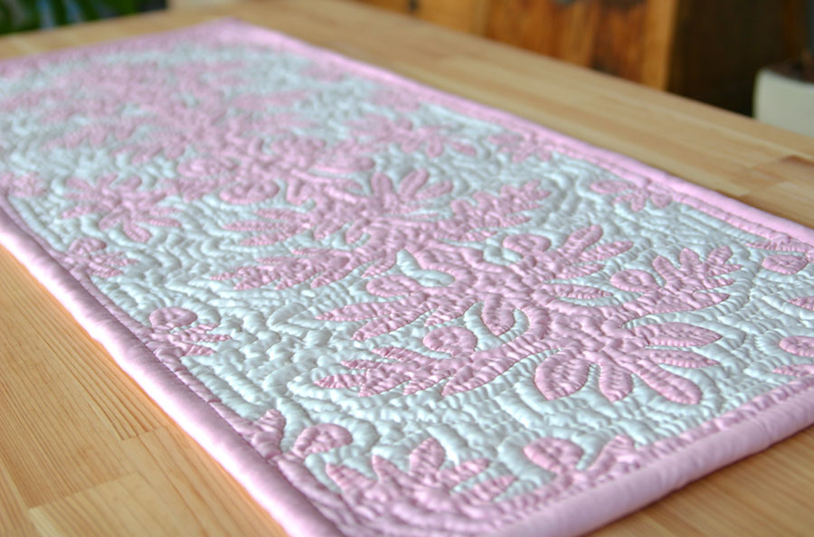 ハワイアンキルトテーブルセンター ランチョンマット テーブルセンター ハワイアンキルト 手縫い ハワイアン ハワイ【ブレッドフルーツ ピンク 36X90cm】ハ...