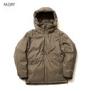 【詳細】 NANGAのフラッグシップモデルであるAURORA DOWN JACKET/オーロラダウンジャケット「いつでもどこでもちょうどいい」をコンセプトに作られた万能ダウンジャケット。街～キャンプシーンなどのフィールドまで、さまざまなシーンにちょうどいいダウンジャケットになっています。 今シーズンデザインを一新してより洗礼された印象になっています。また、人の身体の動きに合わせた設計になっており、着心地がUPされています。 表生地には、NANGA独自開発ファブリック防水透湿素材オーロラテックス︎を使用。耐水圧20000mmで、雨などの侵入を防ぎます。透湿性6000g/m2/24hrsは、ダウン内部からの湿気を外に逃がしてくれるので、衣類内が蒸れることが少なく、ドライで快適な着心地を維持します。 シルエットは、少しゆとりを持たせて、パーカーやニットなど厚手のインナーも着こめるようになっています。腕部分は、人の動きに合わせて立体的になっています。 さらに、腕部分は、中の羽毛が潰れないような工夫がされた、ステッチ(縫製)になっています。羽毛のことを知り尽くしたナンガだからこその工夫が施されています。 フロントファスナーには、止水ファスナーを使い、冷気の侵入を防ぎながら防水性UP。袖先のアジャスターと裾のドローコードを調節することで、さらに冷気の侵入を防ぐことができます。 フードやネックの高さも、高めに設定することで、より首回りの保温性を高めてくれています。 今シーズン新たなデザインに一新 アップデートを繰り返しがなら長い期間愛されてきたナンガの定番モデル(6代目) 耐水圧20000mm、透湿性6000g/m2/24hrsのNANGA独自開発ファブリック 防水透湿素材オーロラテックス®︎を採用 シンプルなデザインで、コーディネートを選ばず街でもアウトドアでも◎ 機能面でも、街でもアウトドアでも活躍する万能スペック 【Fabric】 表生地：40dnオーロラテックス 裏生地：40dnナイロンタフタ ダウン：スペイン産ダックダウン 90-10% (760FP) ダウン量：150g 【サイズ】 ※参考値ですので、実際の数値とは異なる場合がございます。 メーカー表記 S M L XL 着丈（cm） 76 78 80 82 身幅（cm） 60 62 64 66 裄丈（cm） 88.5 91 93.5 96 写真のお色はお使いのブラウザによって異なる場合がございます。あらかじめご了承ください。 【販売につきまして】 販売は店頭、他ウェブサイトでも販売しております。ご注文が重複した場合はご注文時間を優先させていただきます。予めご了承くださいませ。