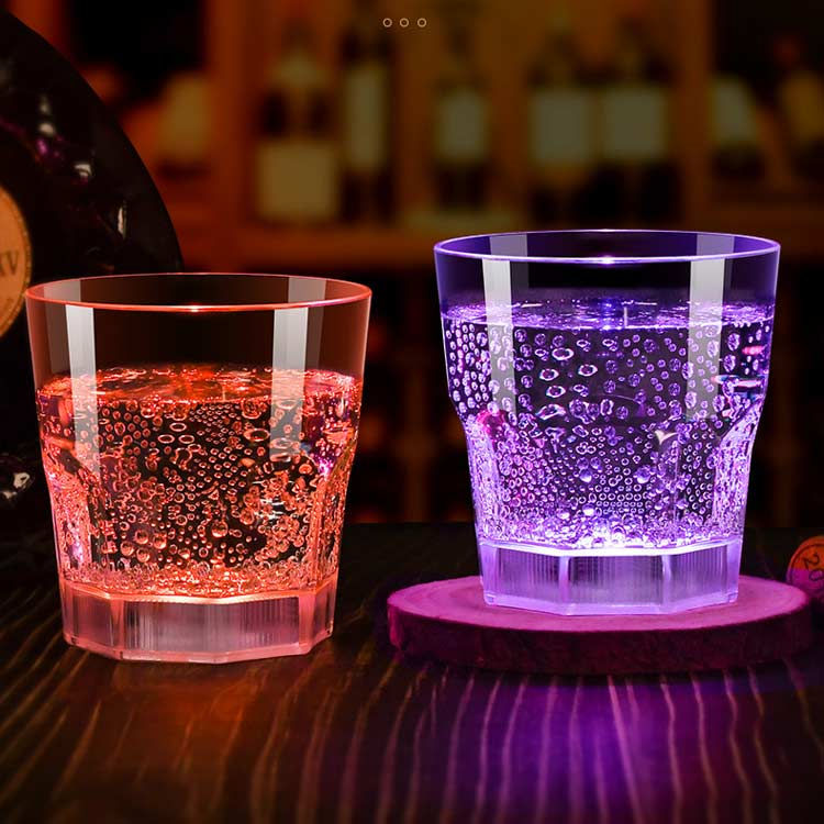 LANDBOX STOREのお酒 ウイスキー LEDプラスチック コップ 6個セット 光るジョッキ 焼酎 割れない ジョッキ コップ ネオン 6個セット おしゃれ センサーライト LED プラスチック 結婚式 キャンプ クリスマス パーティー｜アングル3